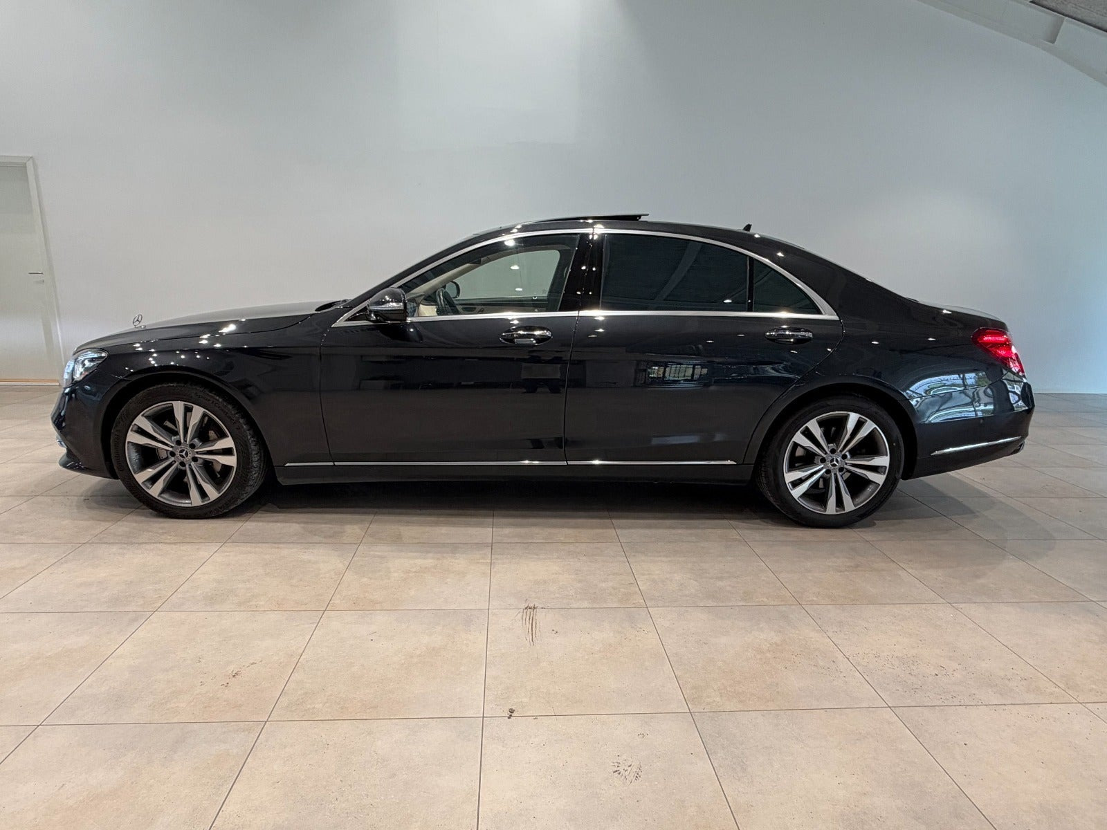 Beige Mercedes S400 d fra 2018