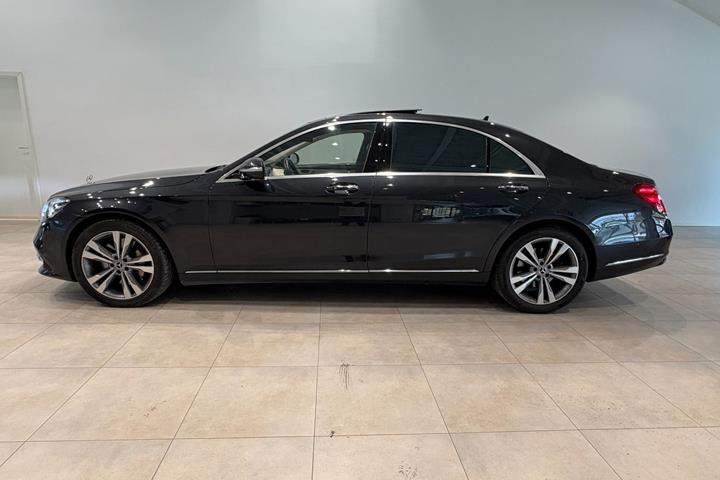 Beige Mercedes S400 d fra 2018