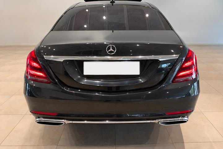 Beige Mercedes S400 d fra 2018