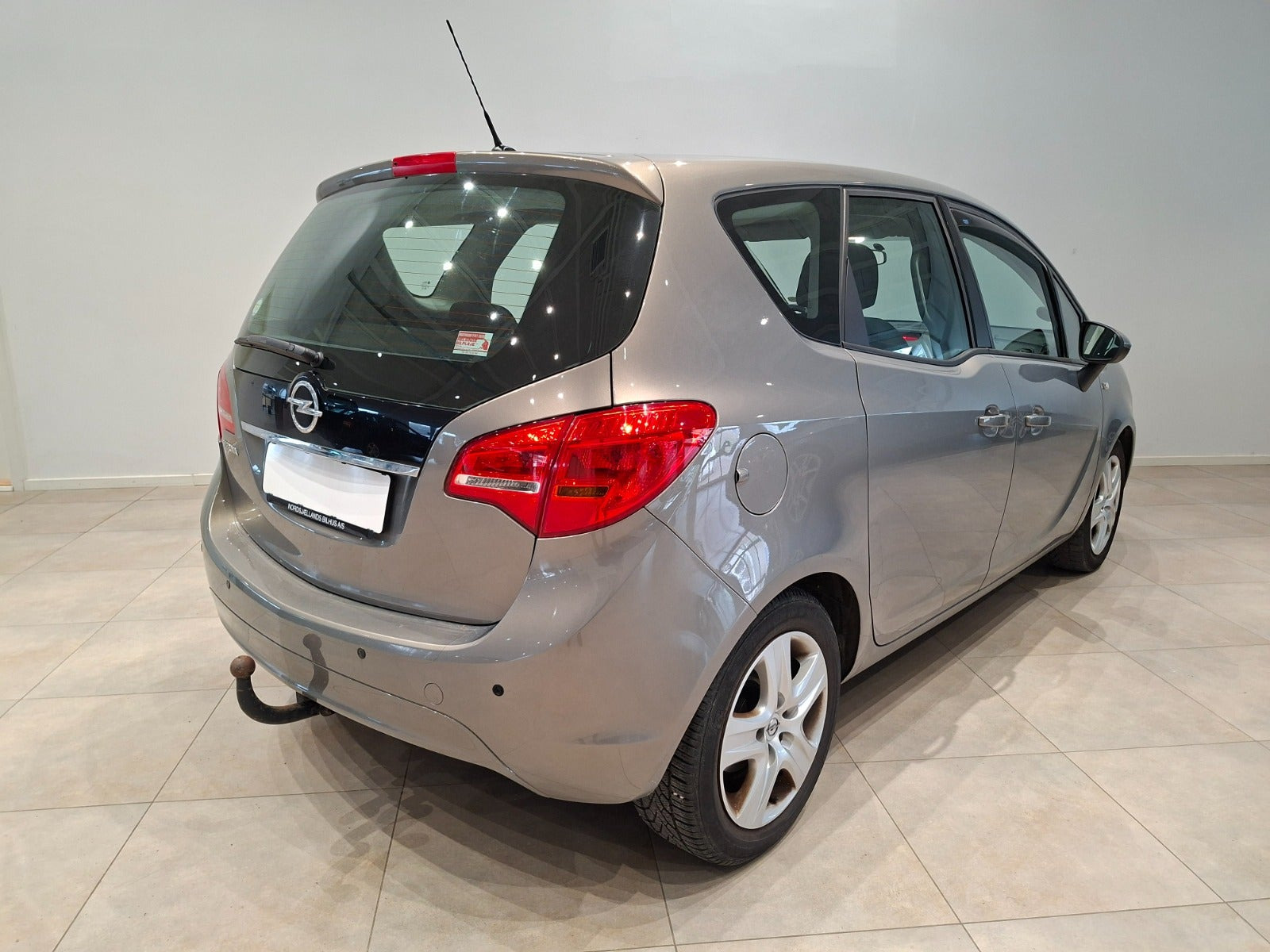 Grå Opel Meriva fra 2014