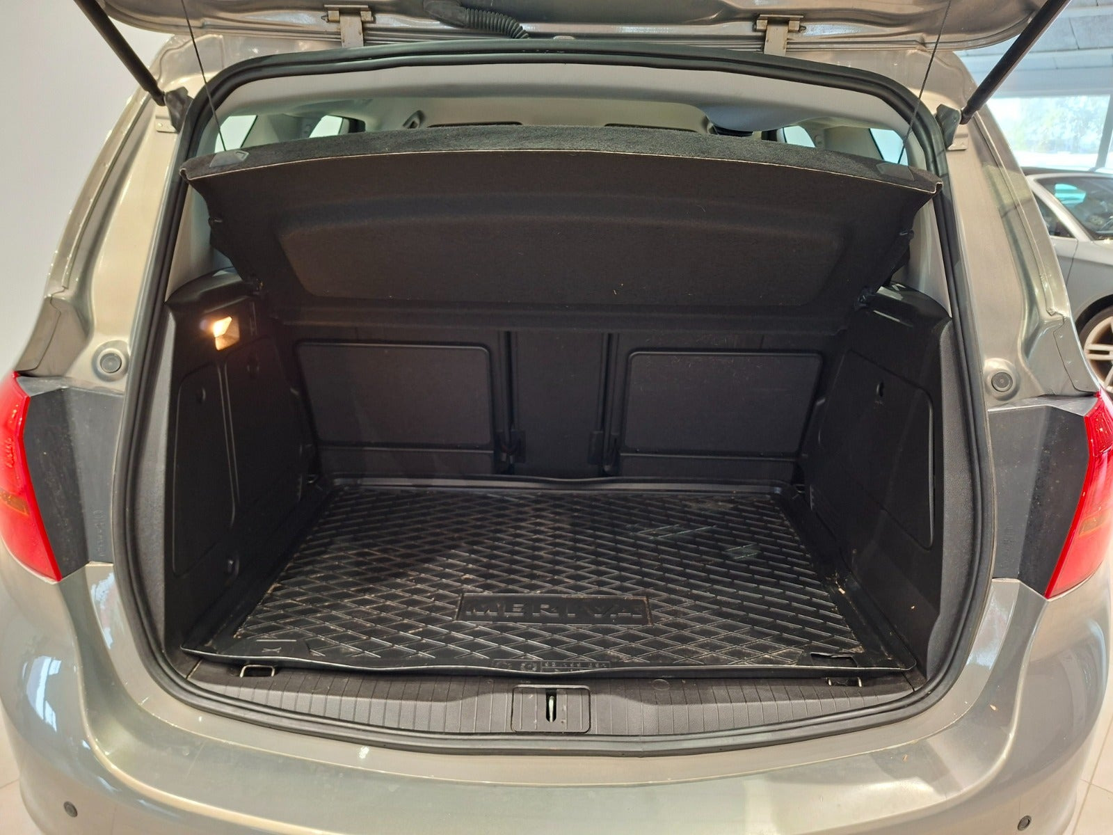 Grå Opel Meriva fra 2014