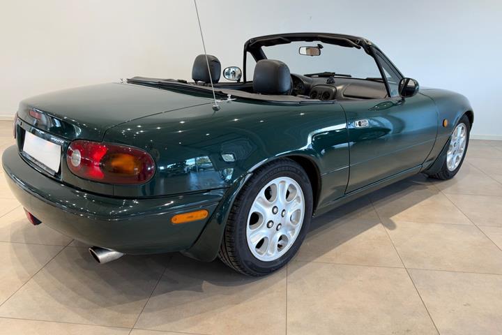 Grøn Mazda MX-5 fra 1997