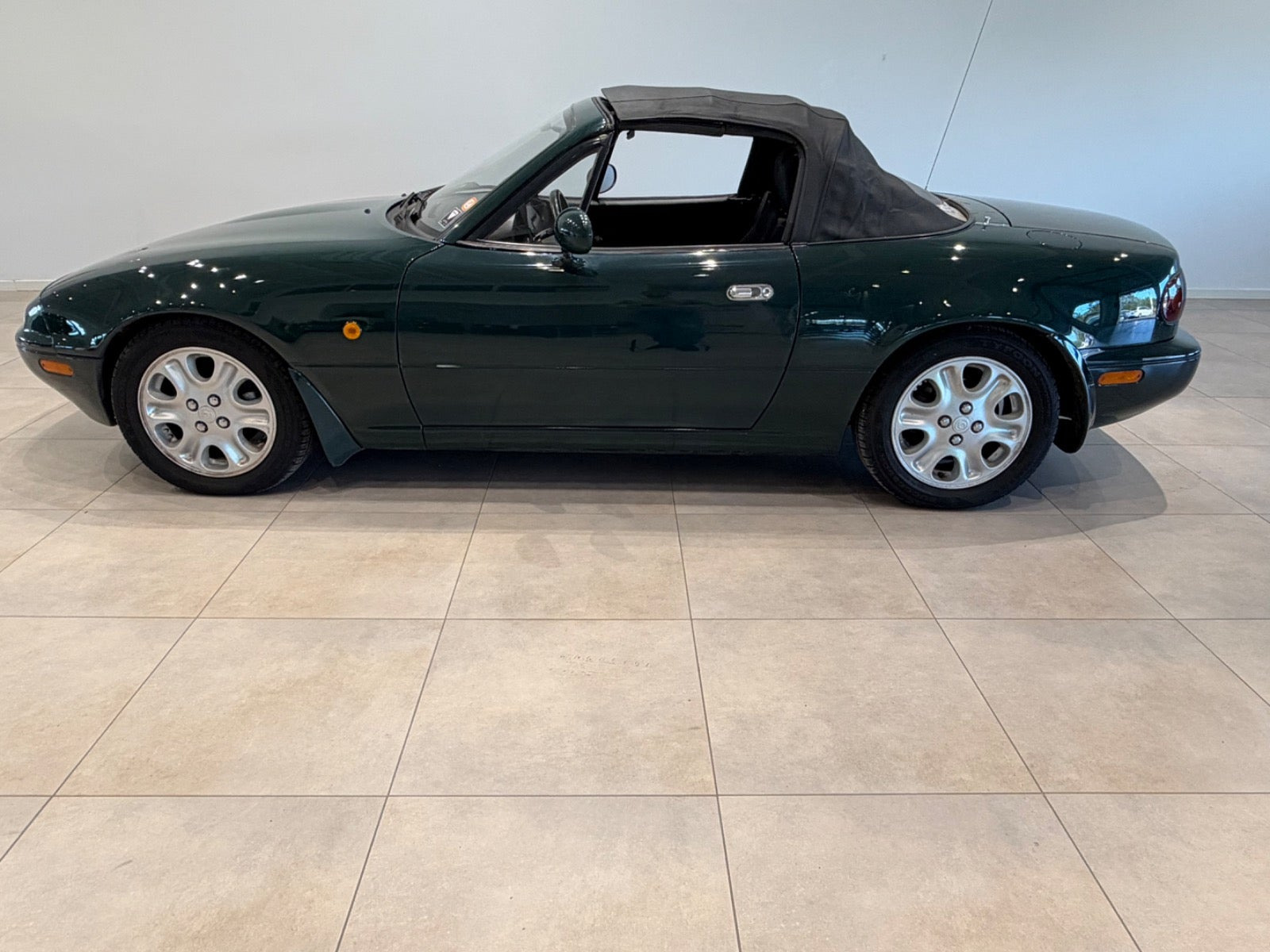 Grøn Mazda MX-5 fra 1997