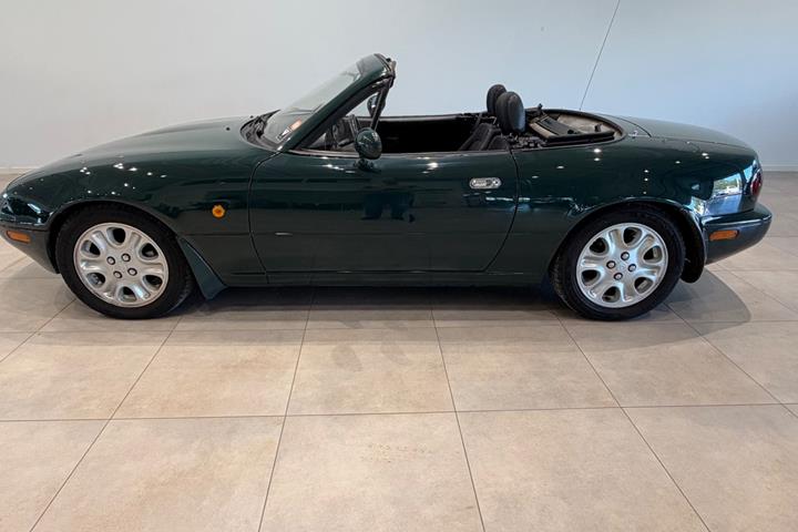 Grøn Mazda MX-5 fra 1997
