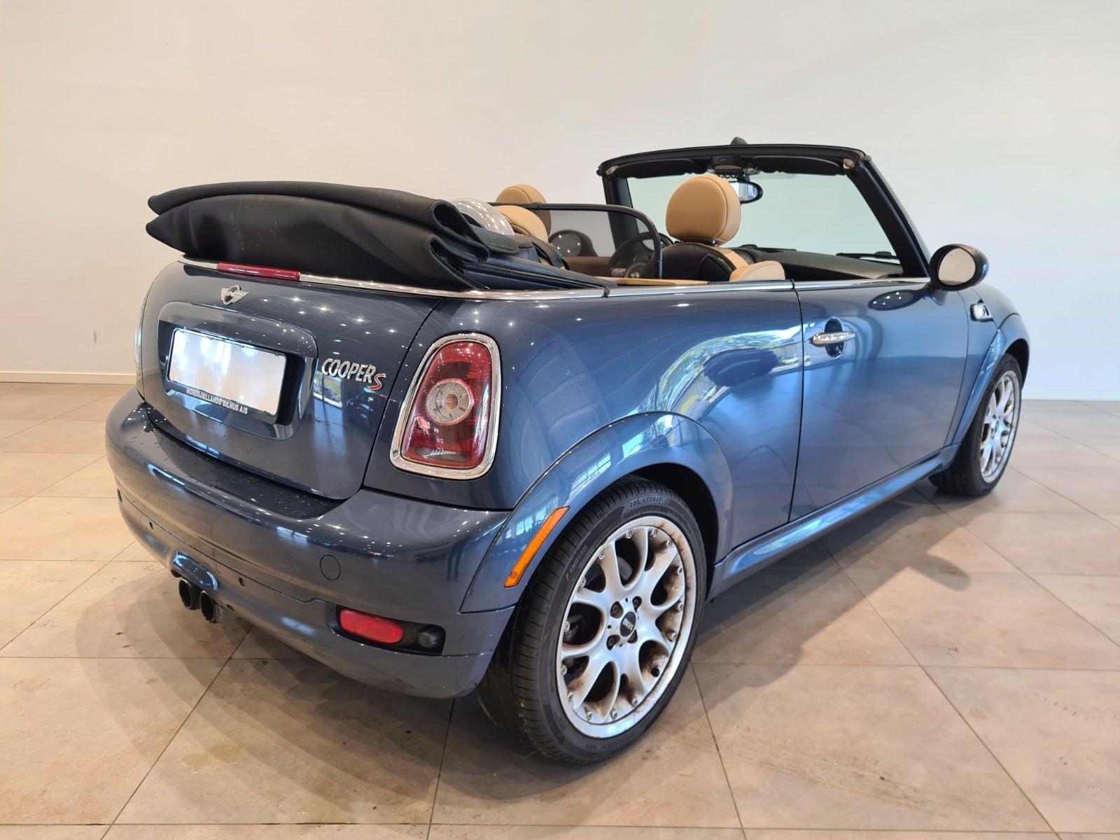 Blå Mini Cooper S fra 2009