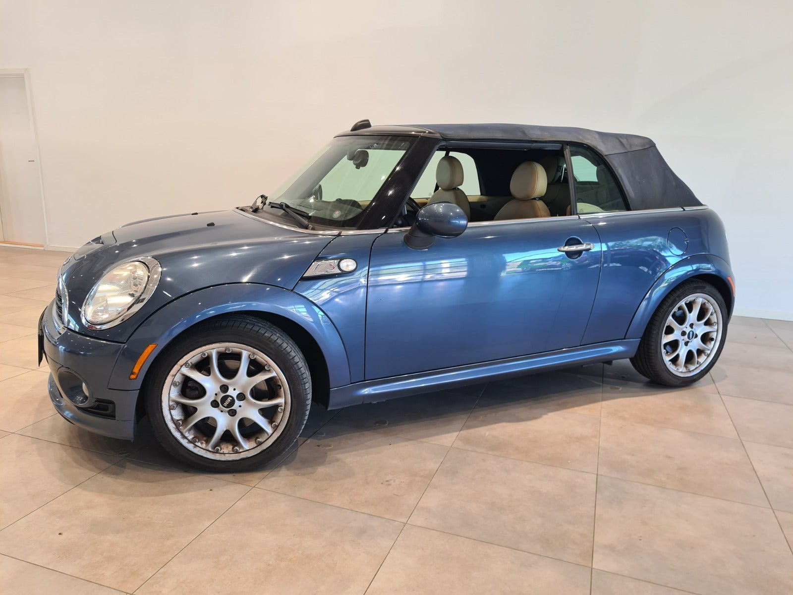 Blå Mini Cooper S fra 2009