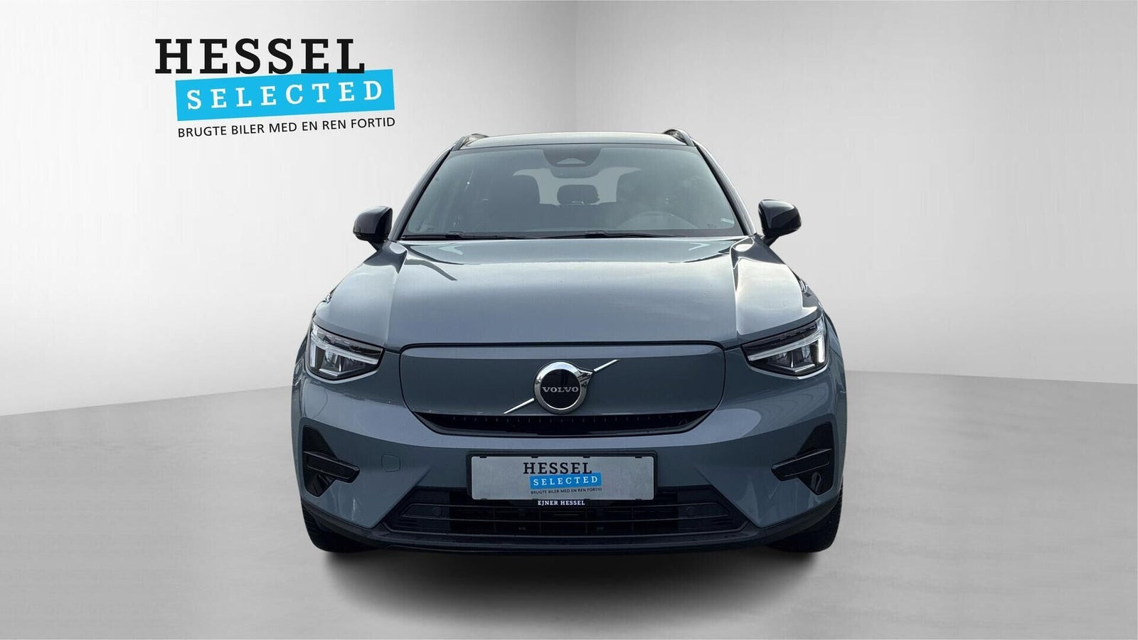 Grå Volvo XC40 fra 2023