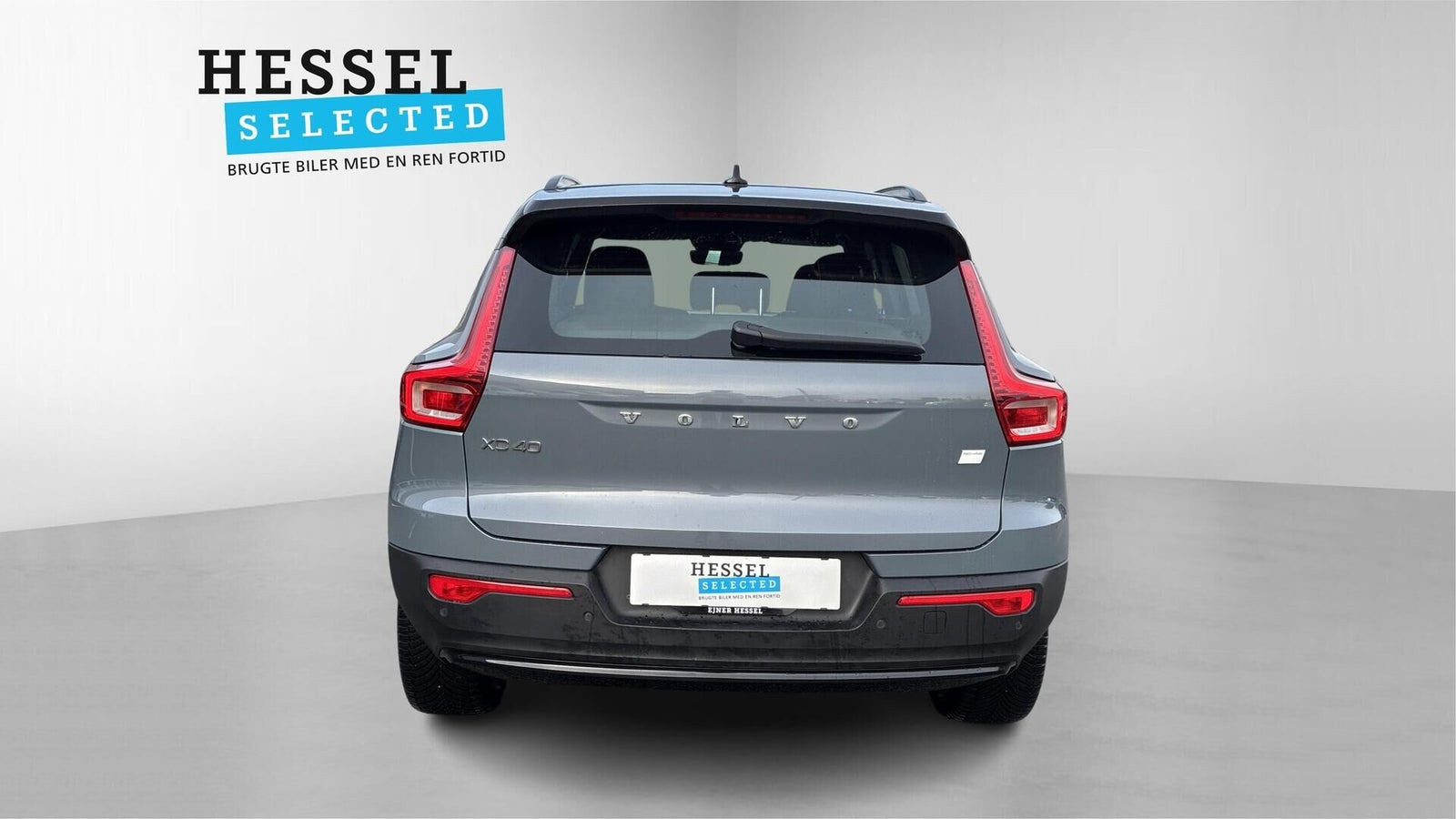 Grå Volvo XC40 fra 2023