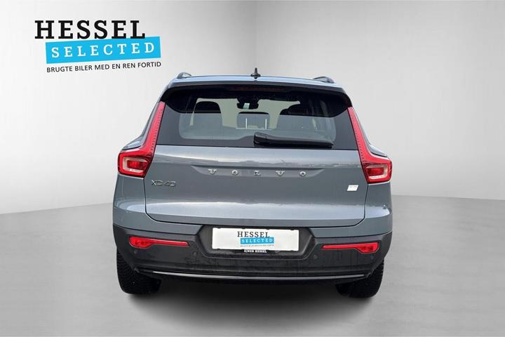 Grå Volvo XC40 fra 2023