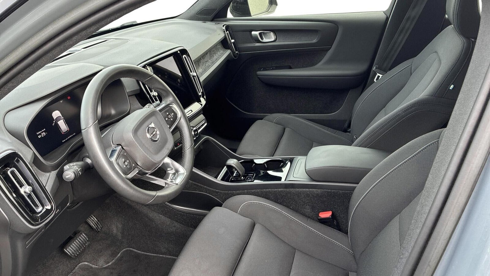 Grå Volvo XC40 fra 2023