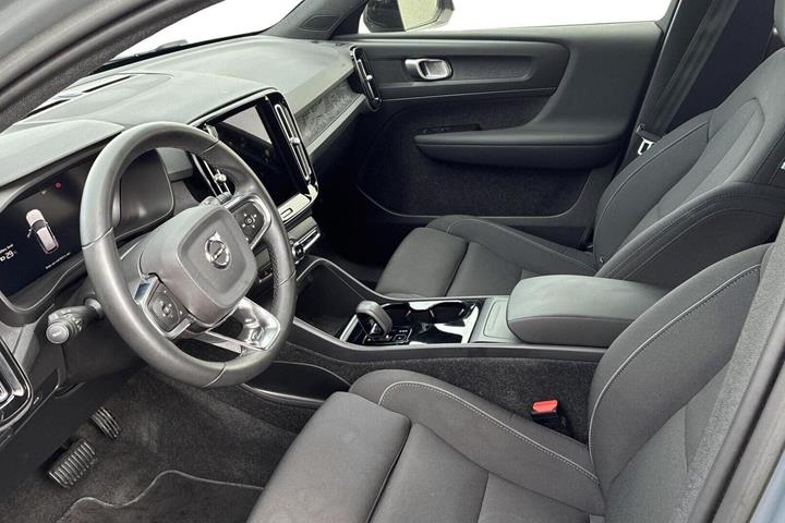 Grå Volvo XC40 fra 2023