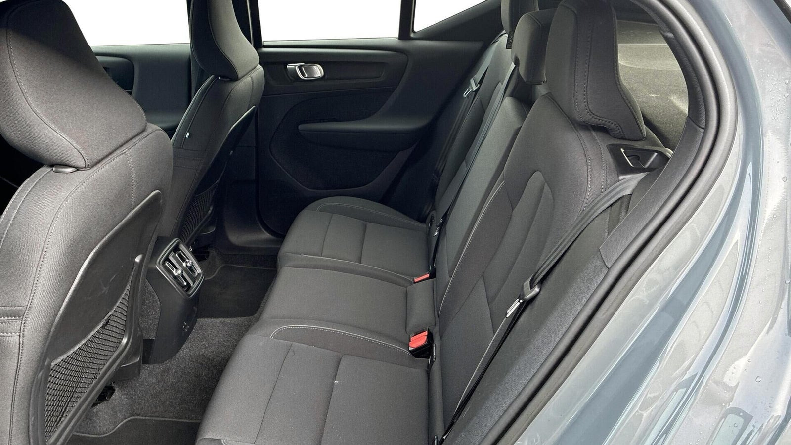 Grå Volvo XC40 fra 2023