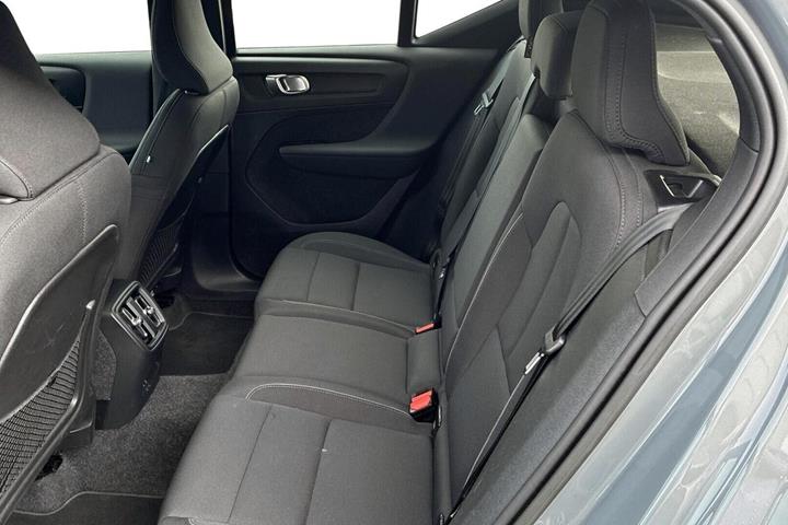Grå Volvo XC40 fra 2023
