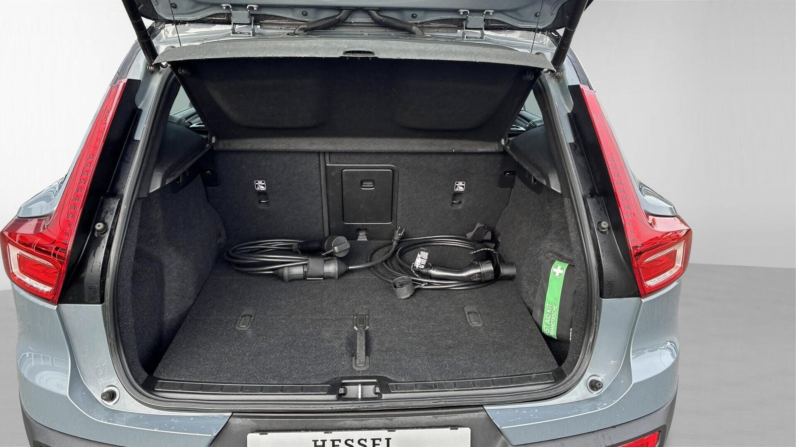 Grå Volvo XC40 fra 2023