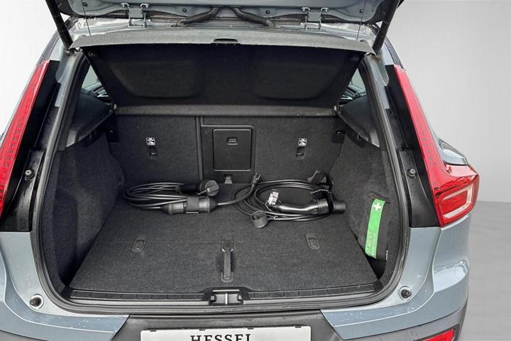 Grå Volvo XC40 fra 2023