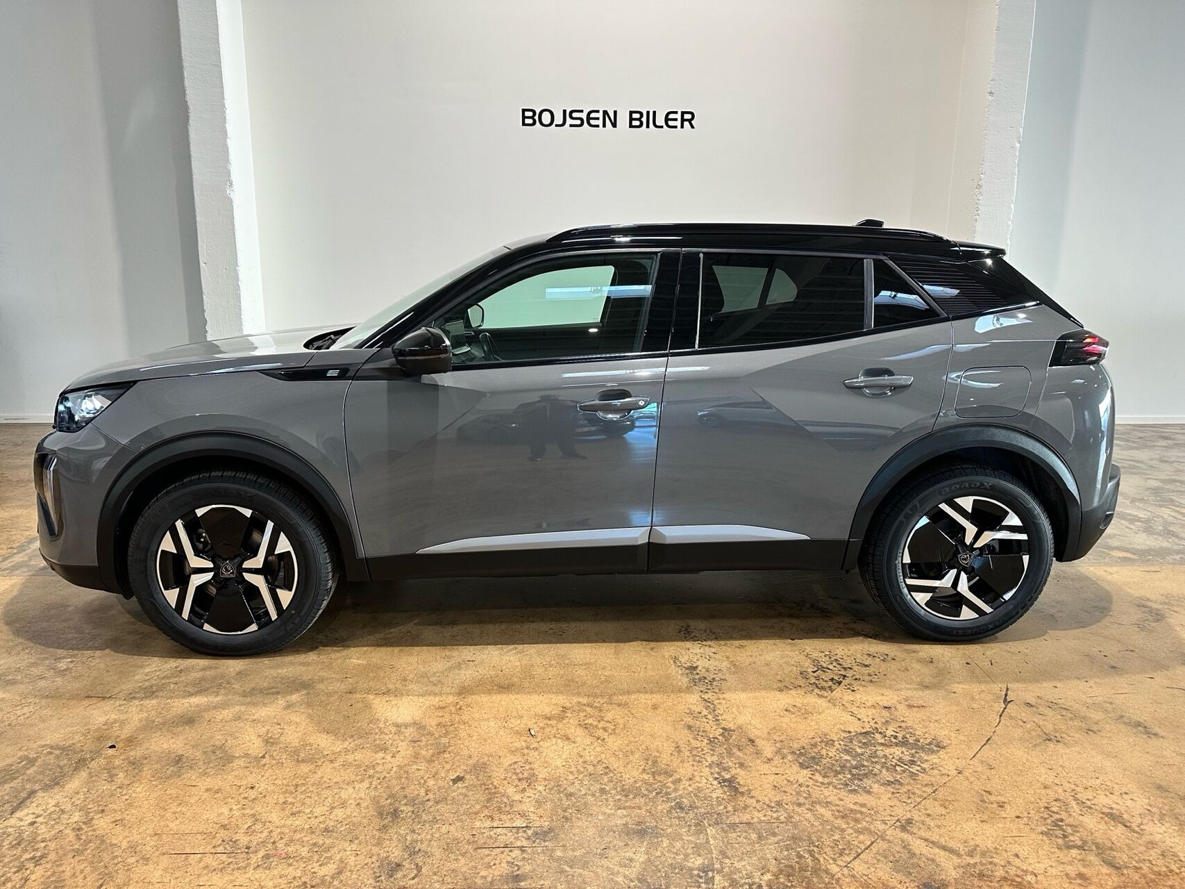 Grå Peugeot e-2008 fra 2024