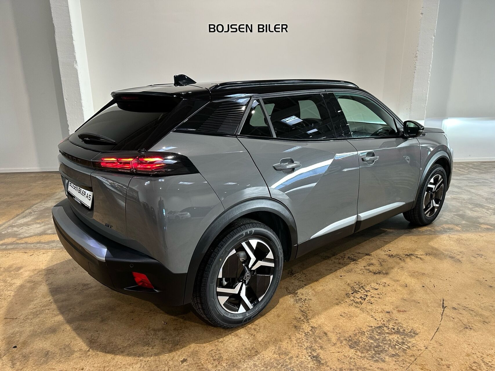 Grå Peugeot e-2008 fra 2024