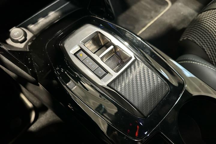 Grå Peugeot e-2008 fra 2024