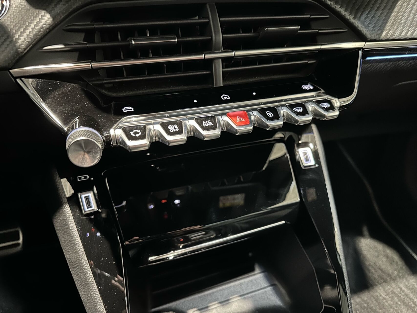 Grå Peugeot e-2008 fra 2024