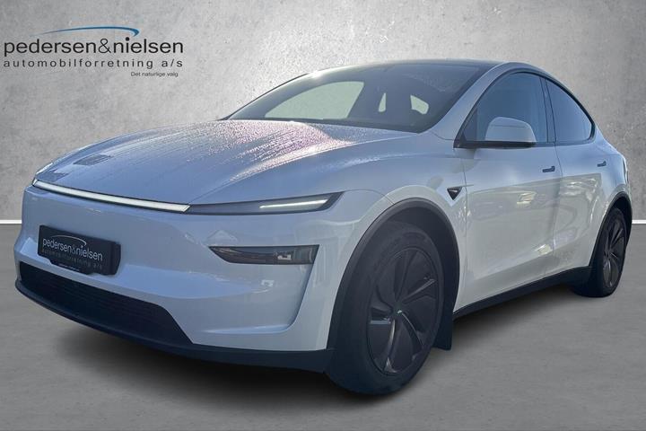 Hvid Tesla Model Y fra 2025