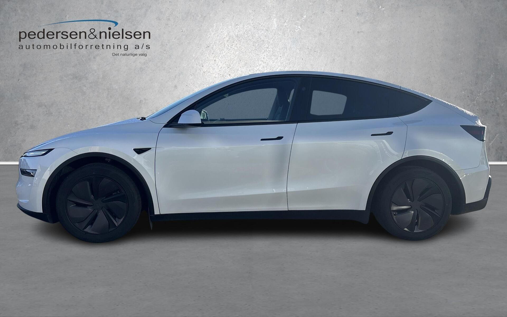 Hvid Tesla Model Y fra 2025