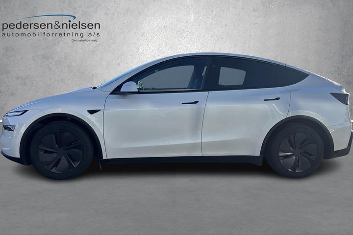 Hvid Tesla Model Y fra 2025