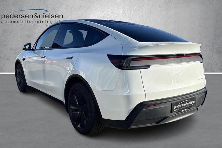 Hvid Tesla Model Y fra 2025
