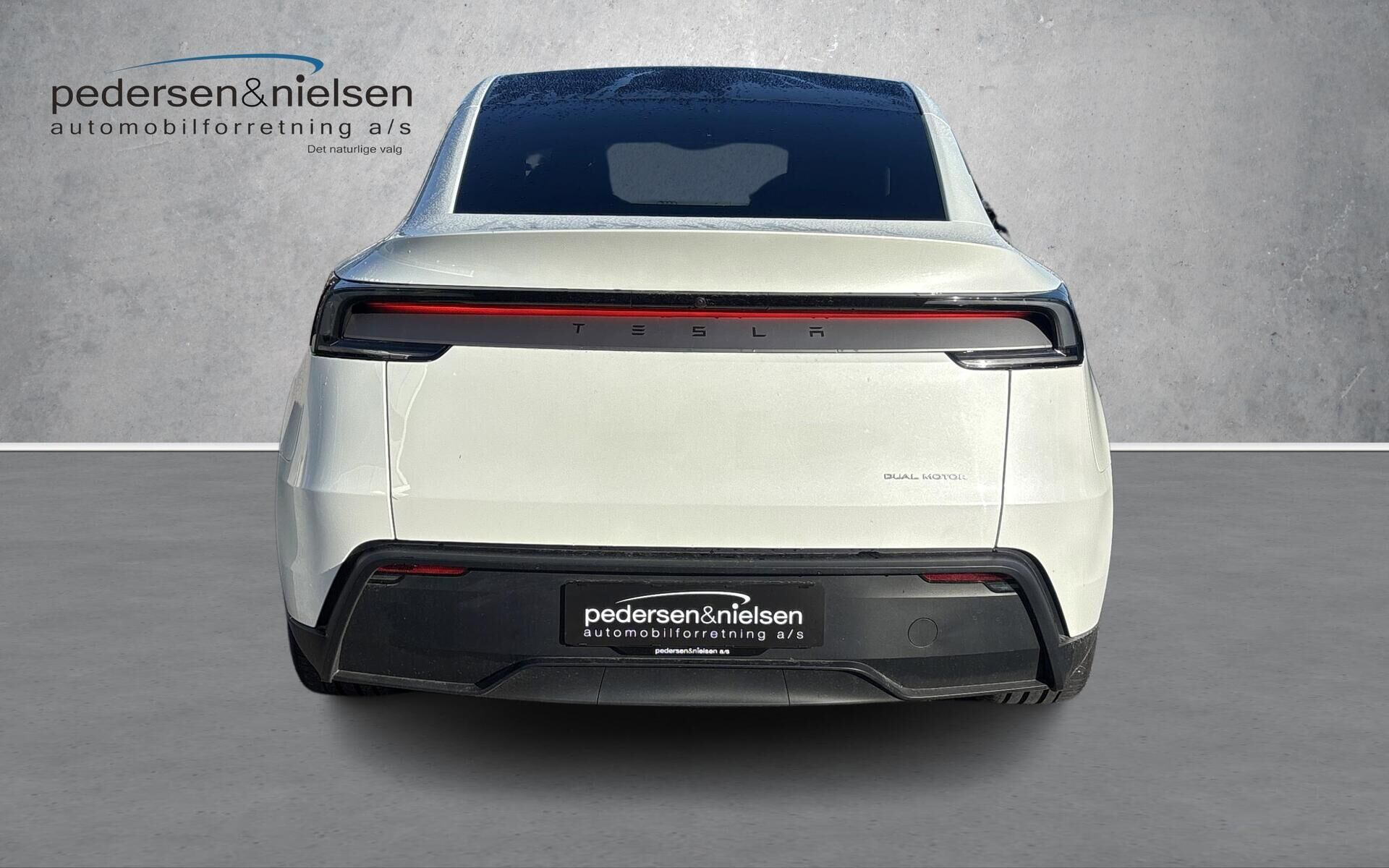 Hvid Tesla Model Y fra 2025