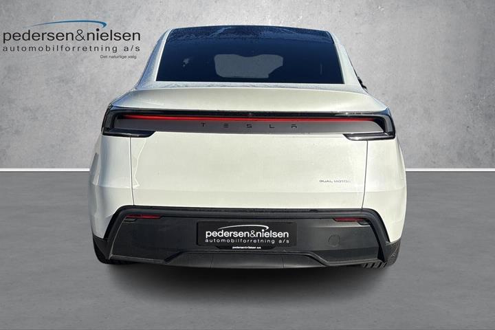 Hvid Tesla Model Y fra 2025