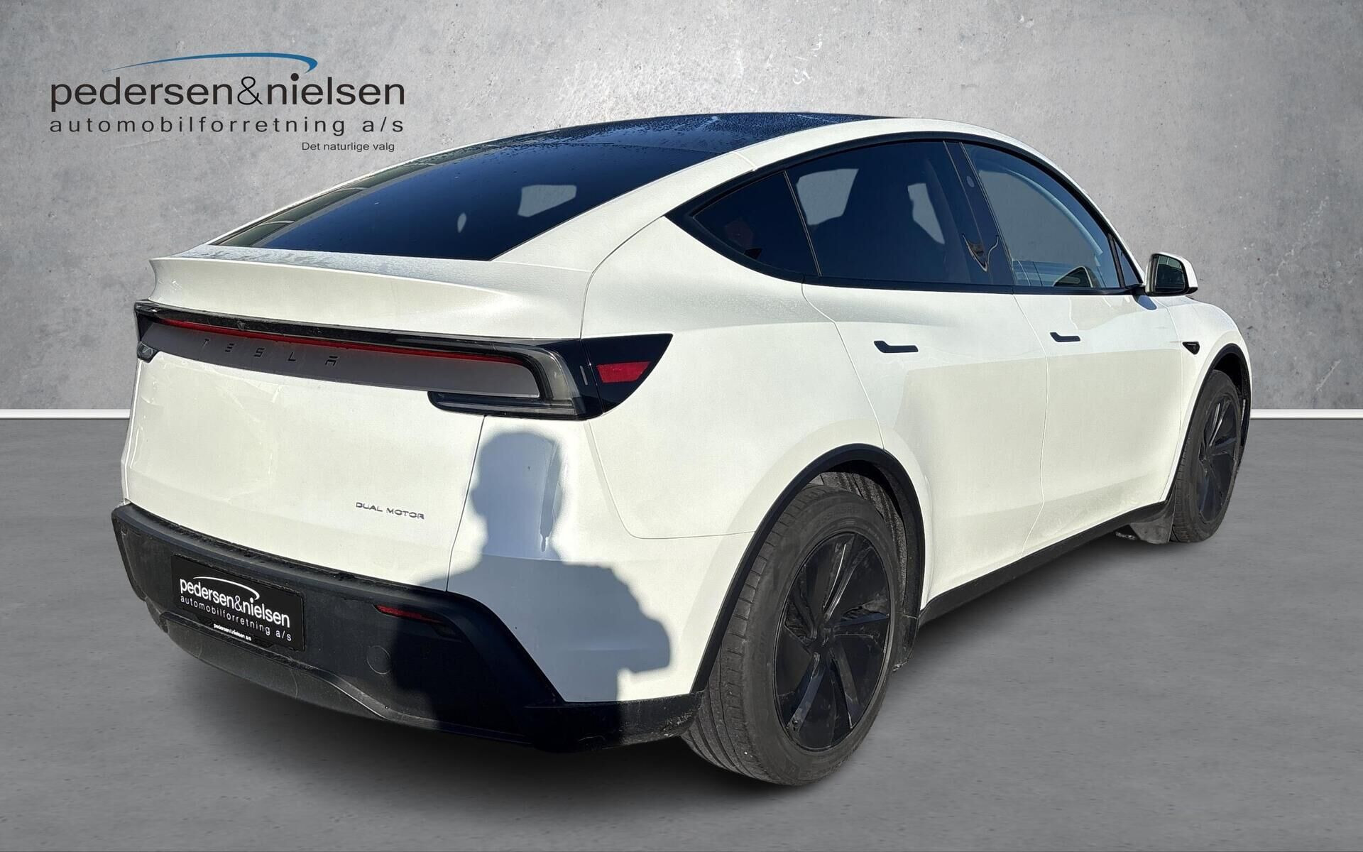 Hvid Tesla Model Y fra 2025