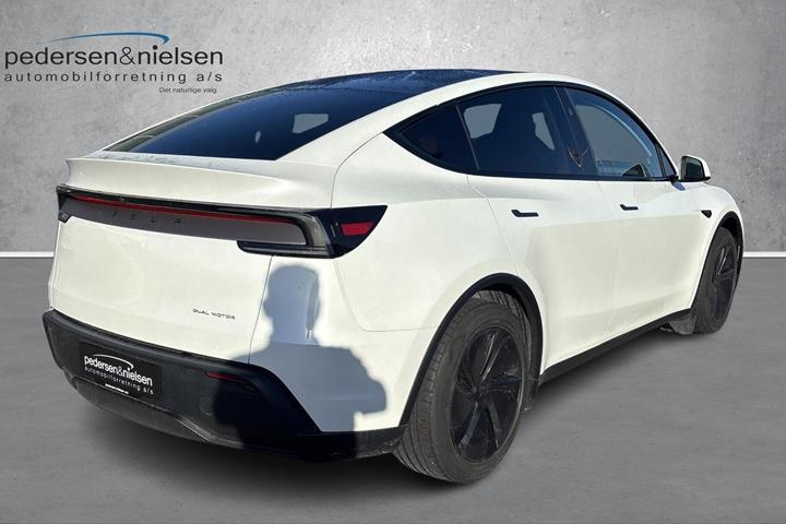Hvid Tesla Model Y fra 2025