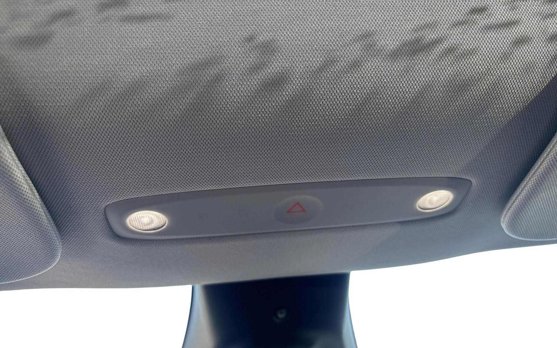 Hvid Tesla Model Y fra 2025
