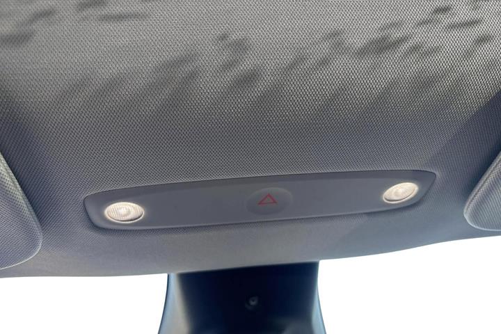 Hvid Tesla Model Y fra 2025