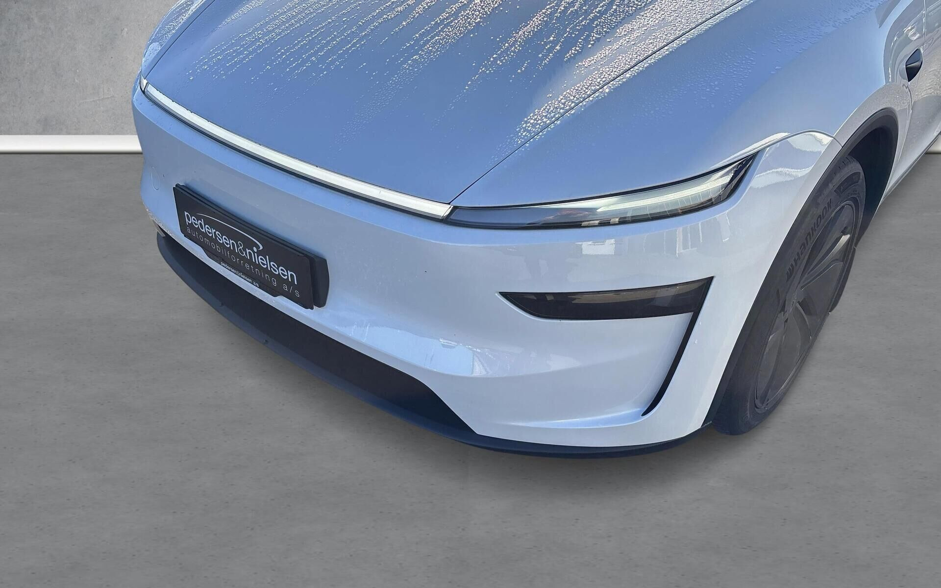 Hvid Tesla Model Y fra 2025