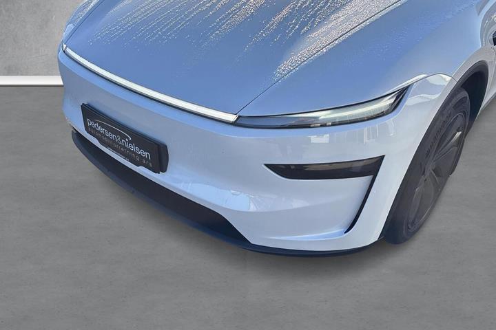 Hvid Tesla Model Y fra 2025
