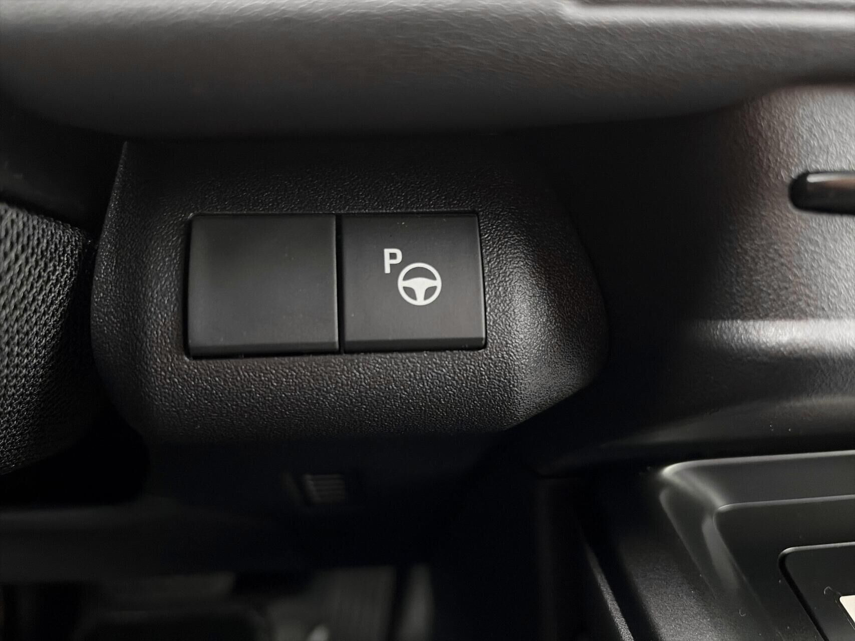 Hvid Toyota BZ4X fra 2026