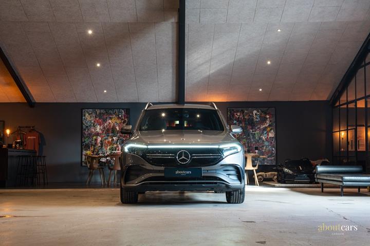 Grå Mercedes EQB300 fra 2022