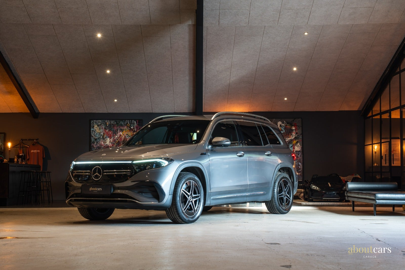 Grå Mercedes EQB300 fra 2022