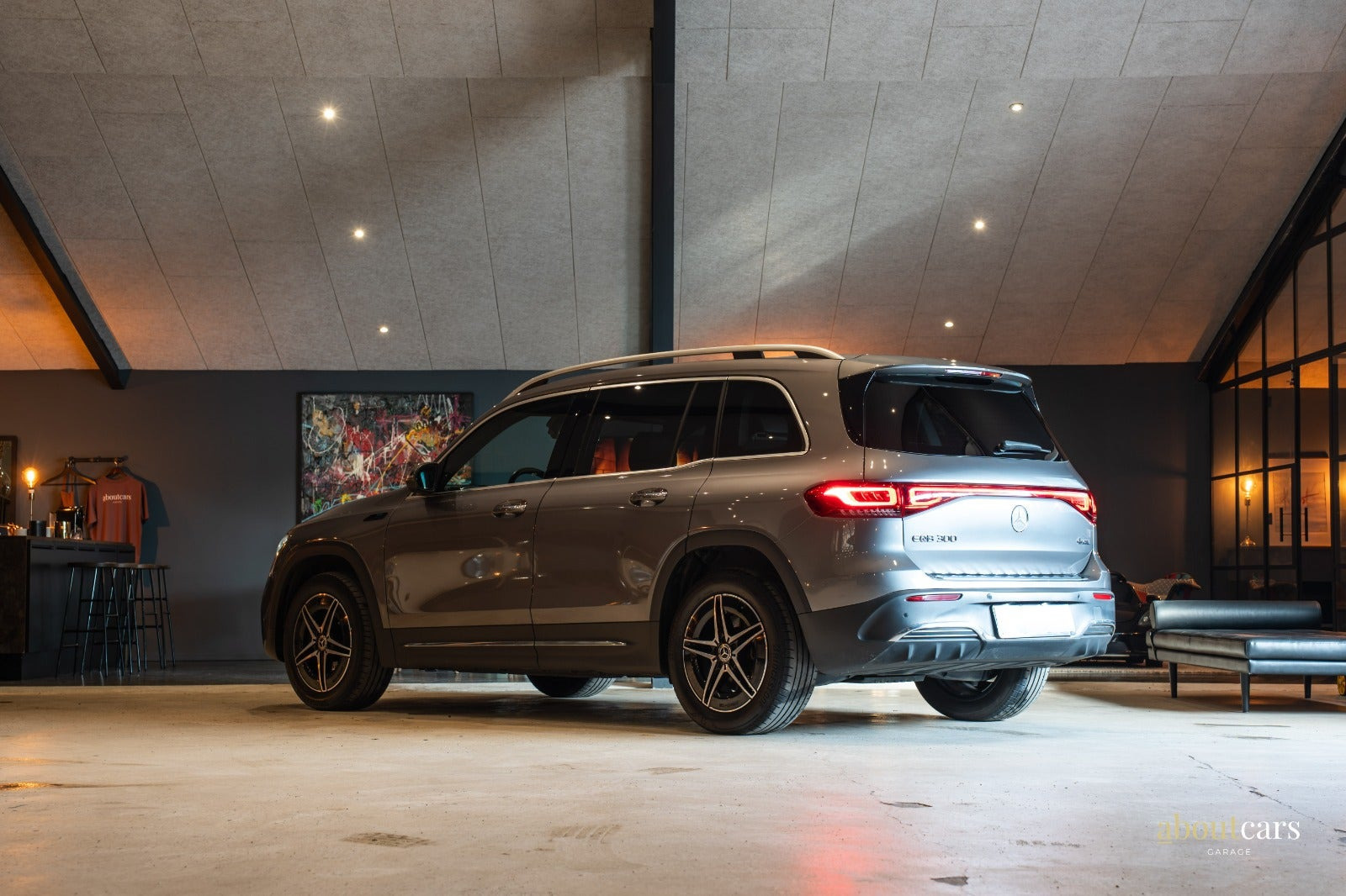 Grå Mercedes EQB300 fra 2022