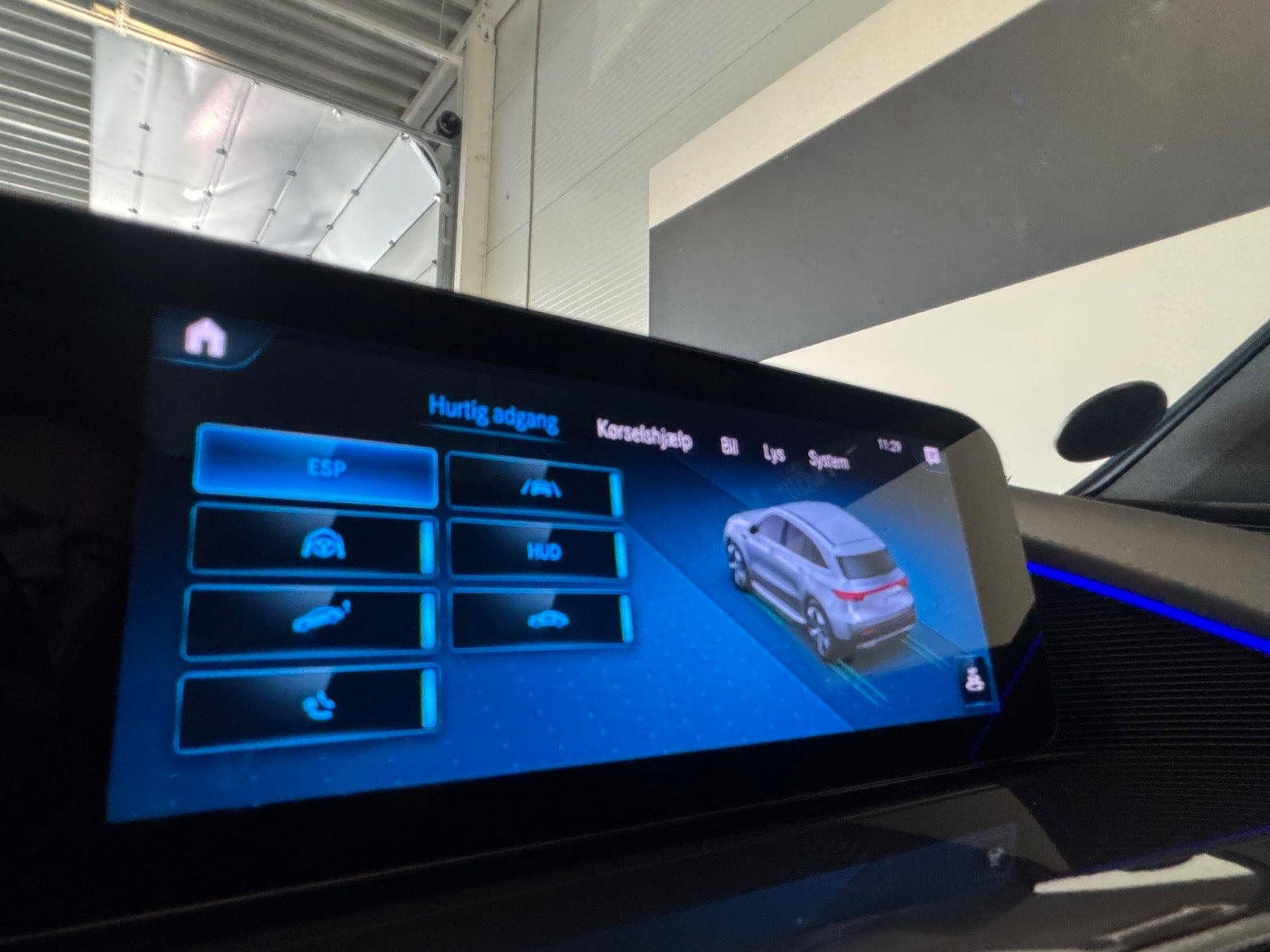 Hvid Mercedes EQC400 fra 2021