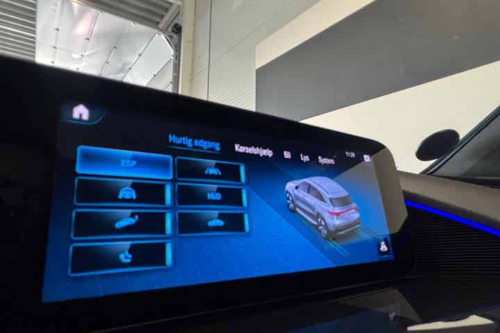 Hvid Mercedes EQC400 fra 2021