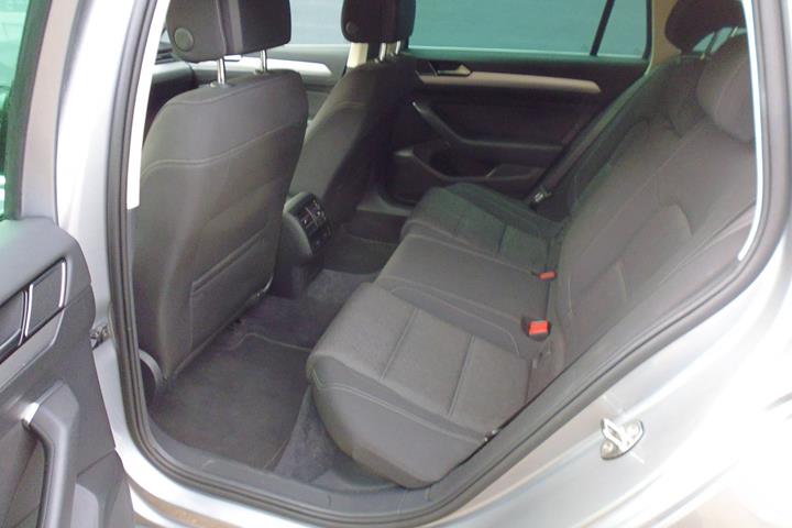 Sølv VW Passat fra 2018