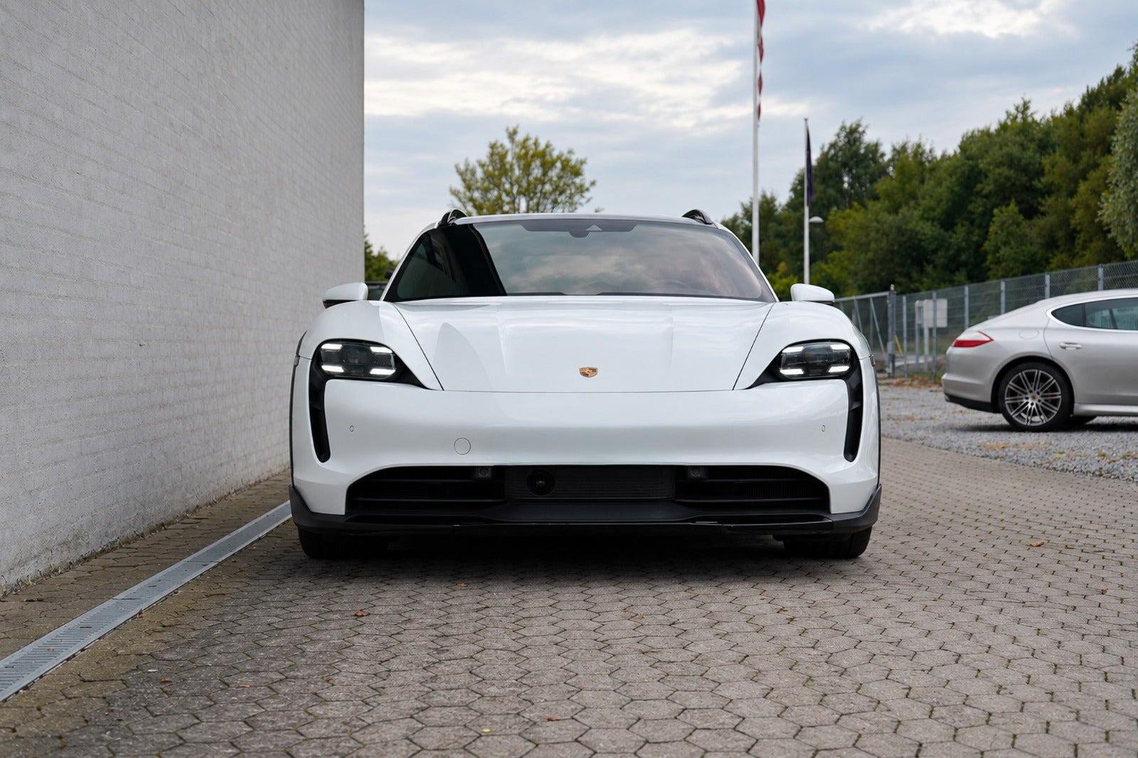 Hvid Porsche Taycan 4 fra 2023