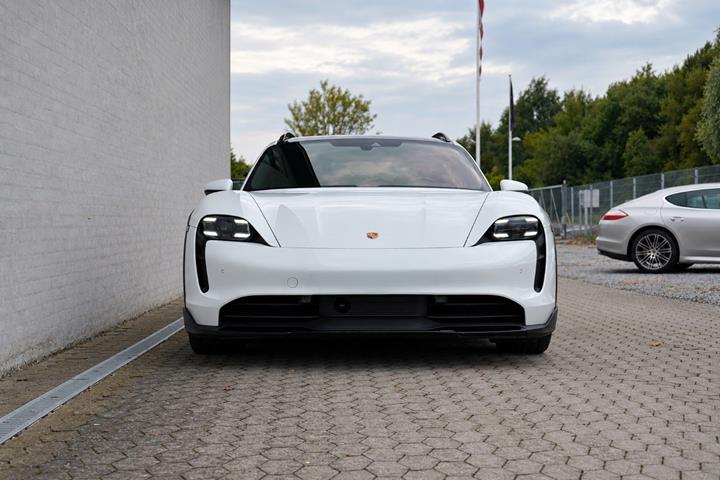 Hvid Porsche Taycan 4 fra 2023