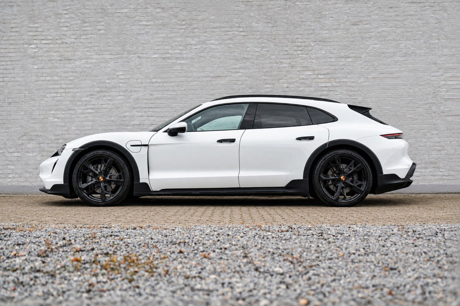 Hvid Porsche Taycan 4 fra 2023