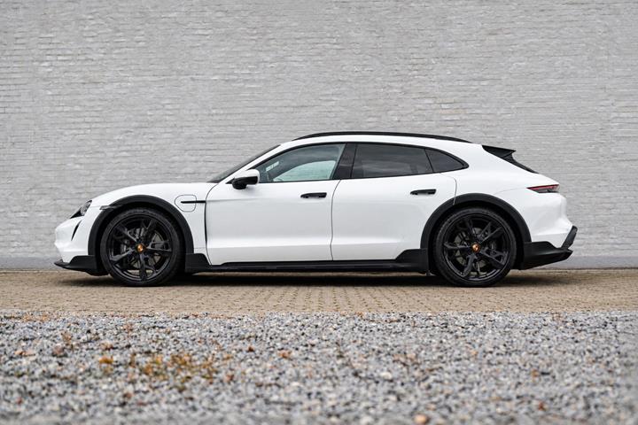 Hvid Porsche Taycan 4 fra 2023