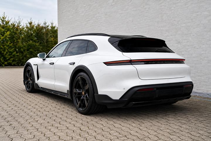 Hvid Porsche Taycan 4 fra 2023
