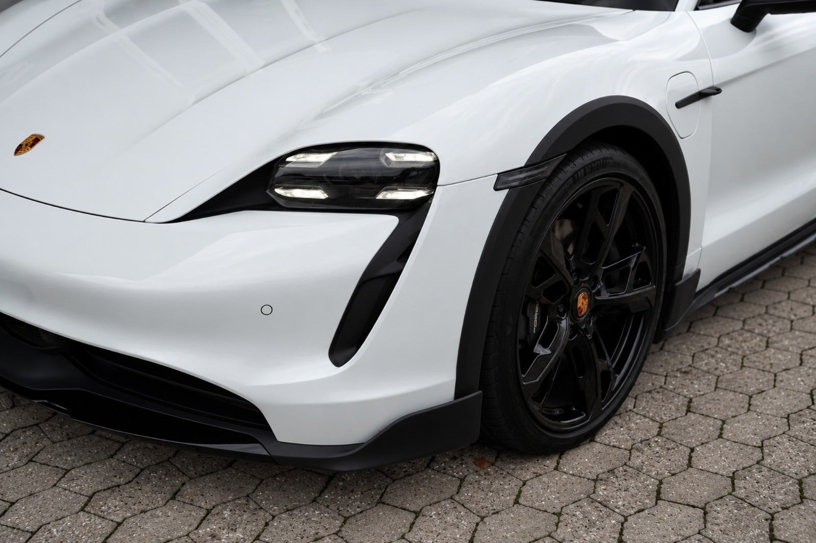 Hvid Porsche Taycan 4 fra 2023