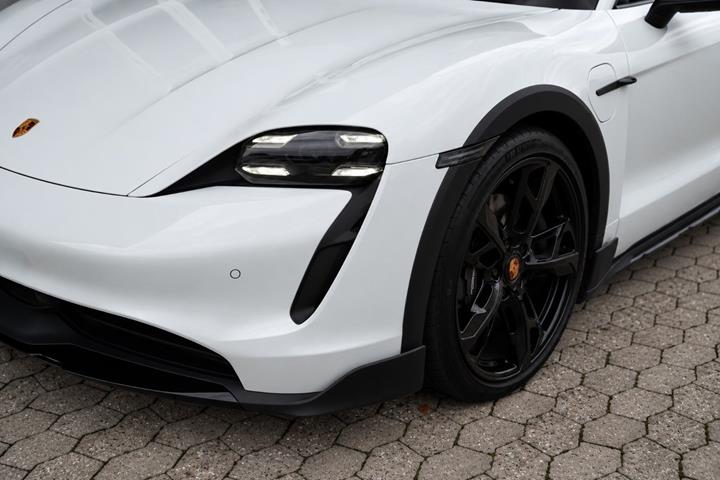Hvid Porsche Taycan 4 fra 2023