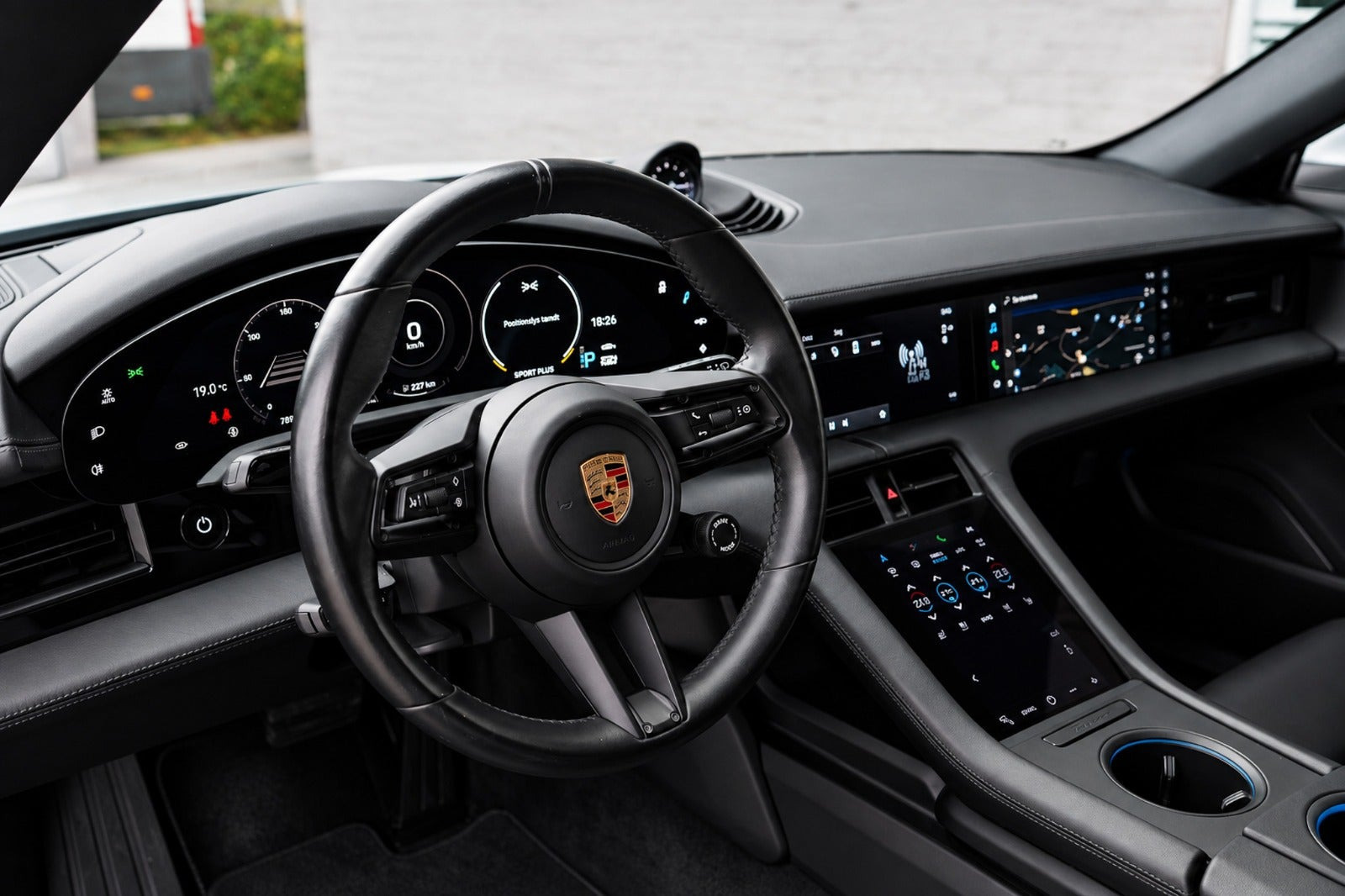Hvid Porsche Taycan 4 fra 2023